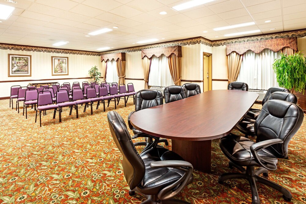 Country Inn and Suites By Radisson Hinesville GA 27/37