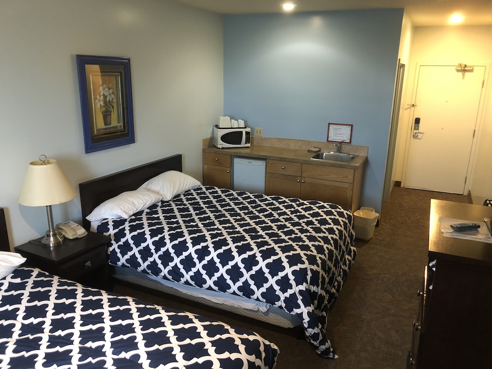 Standard, Single, 2 Queen Beds