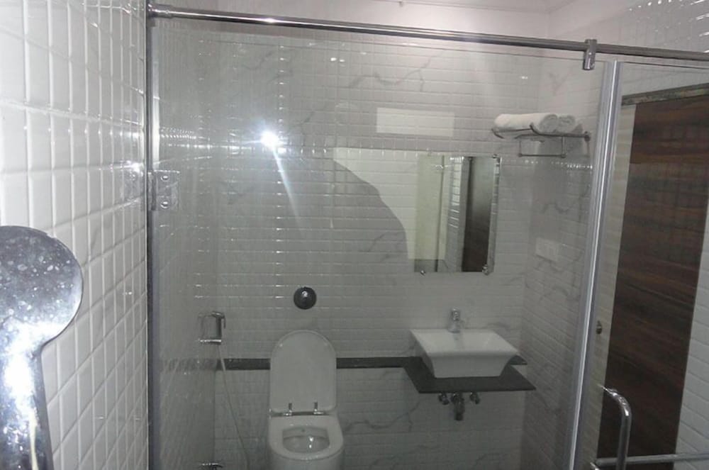 HOTEL RIVIERA EXECUTIVE 4/24