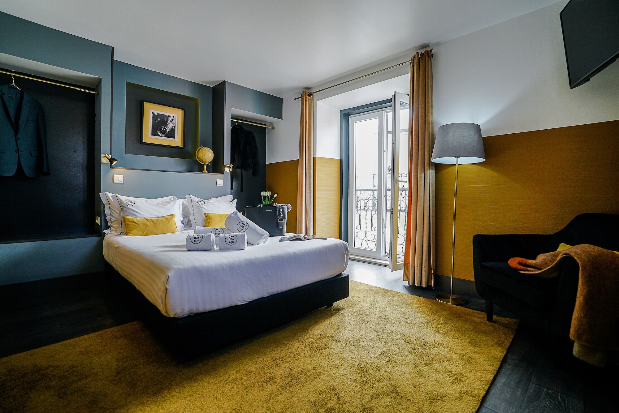 ROOM, DOUBLE BED