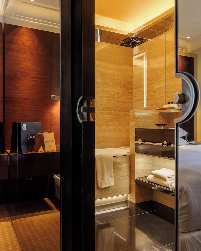 Hotel Montaigne 69/69