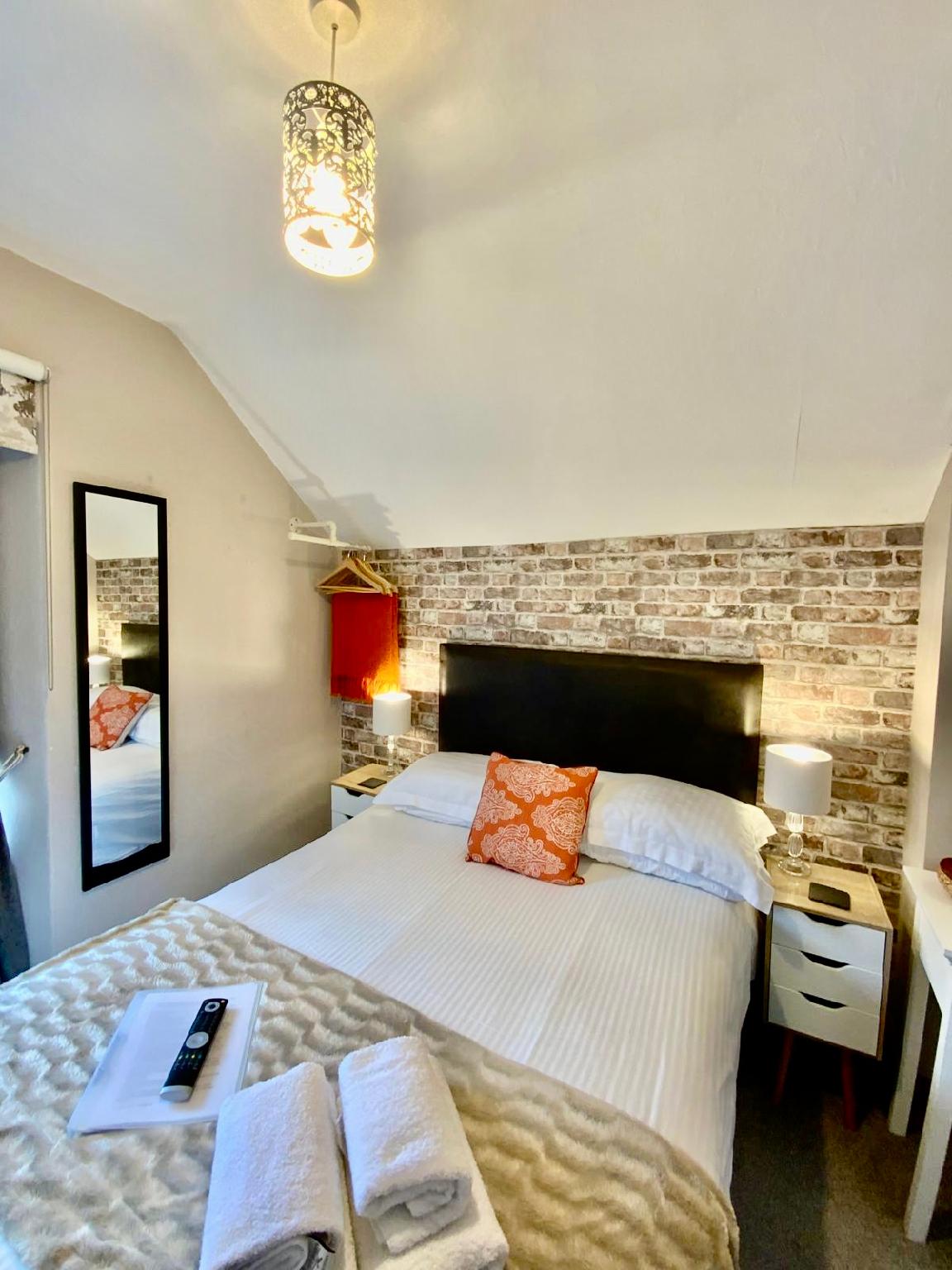 غرفة صغيرة بسرير مزدوج بحمام خاص