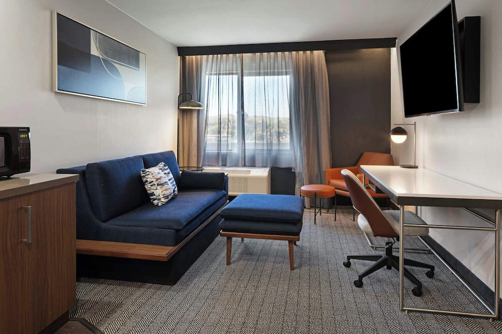 Hotel Chino Hills 42/63