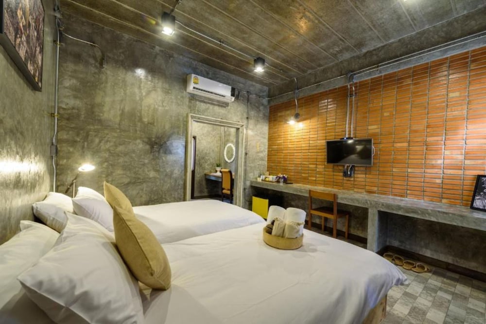 DELUXE, TWIN BEDS