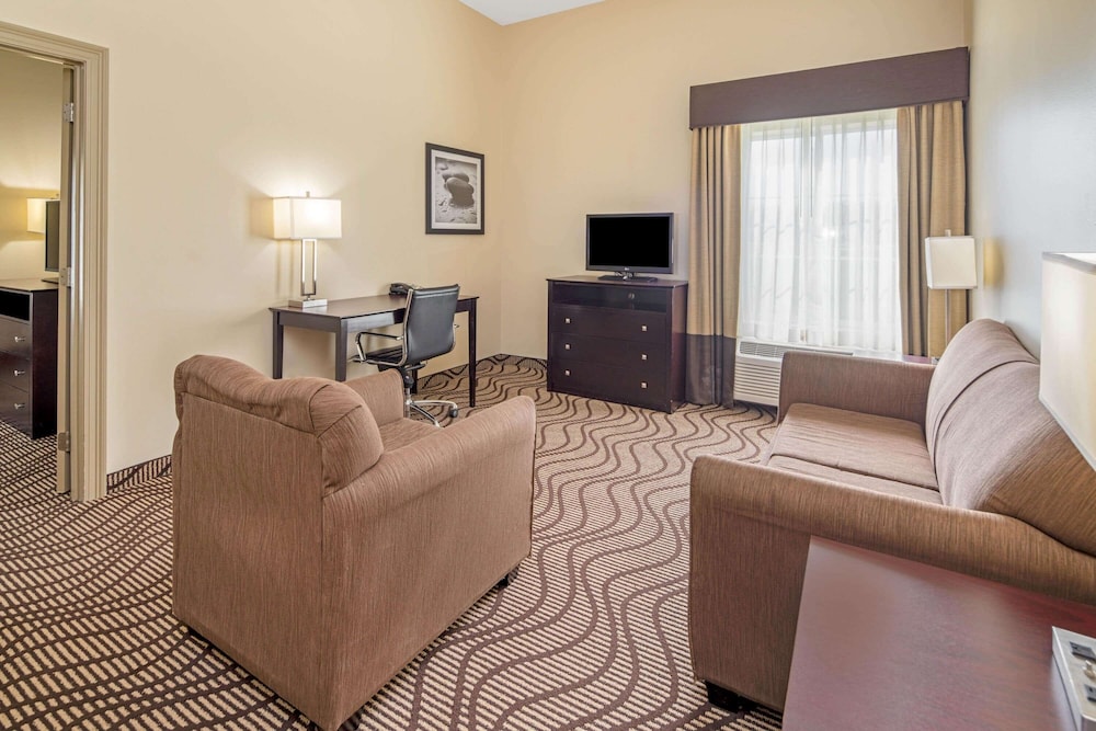 La Quinta Inn & Suites by Wyndham Gonzales LA 28/48