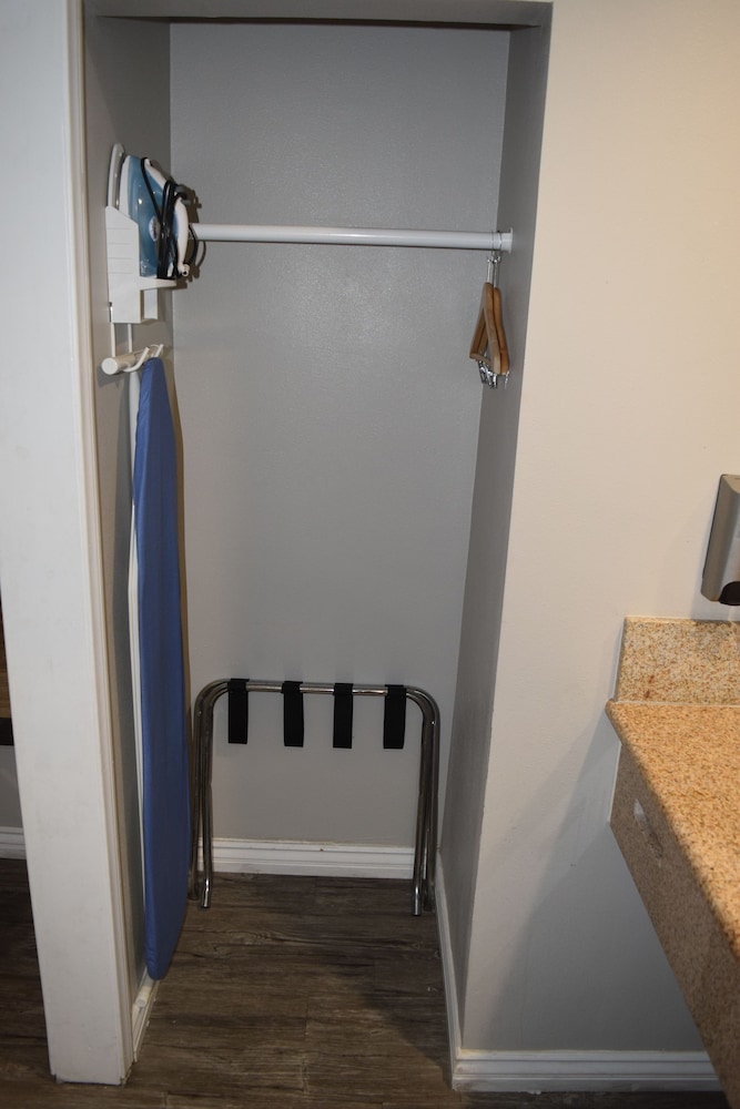 Deluxe Inn Hawthorne 30/45