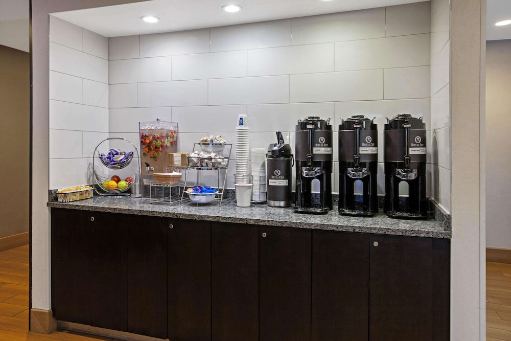 La Quinta Inn & Suites by Wyndham Detroit Metro Airport 43/55