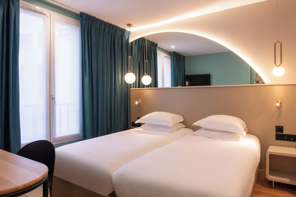 ROOM, TWIN BEDS