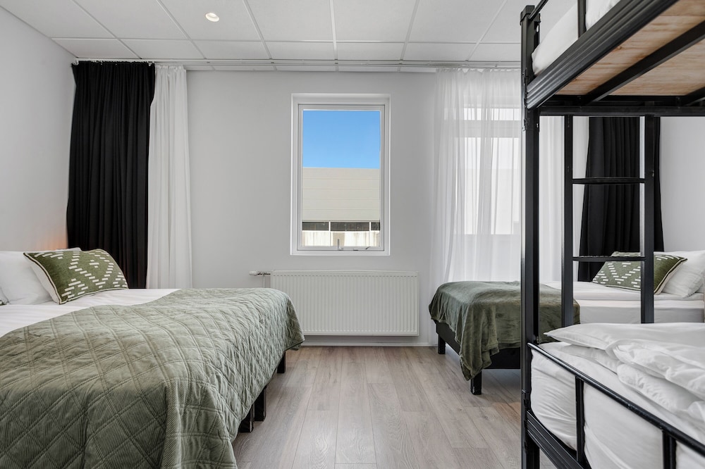 ROOM, QUADRUPLE