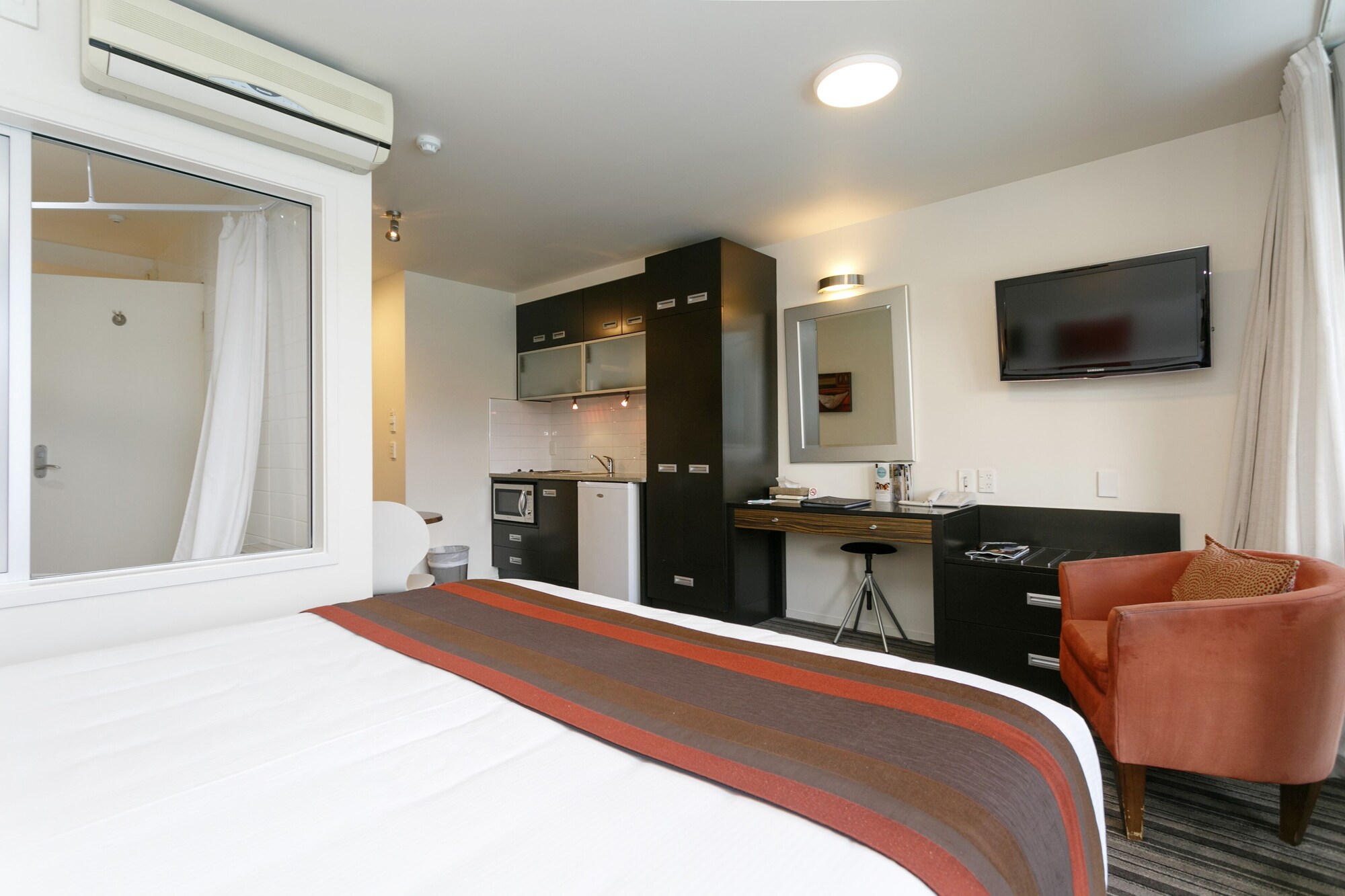 STUDIO, KING BED, POOL SIDE