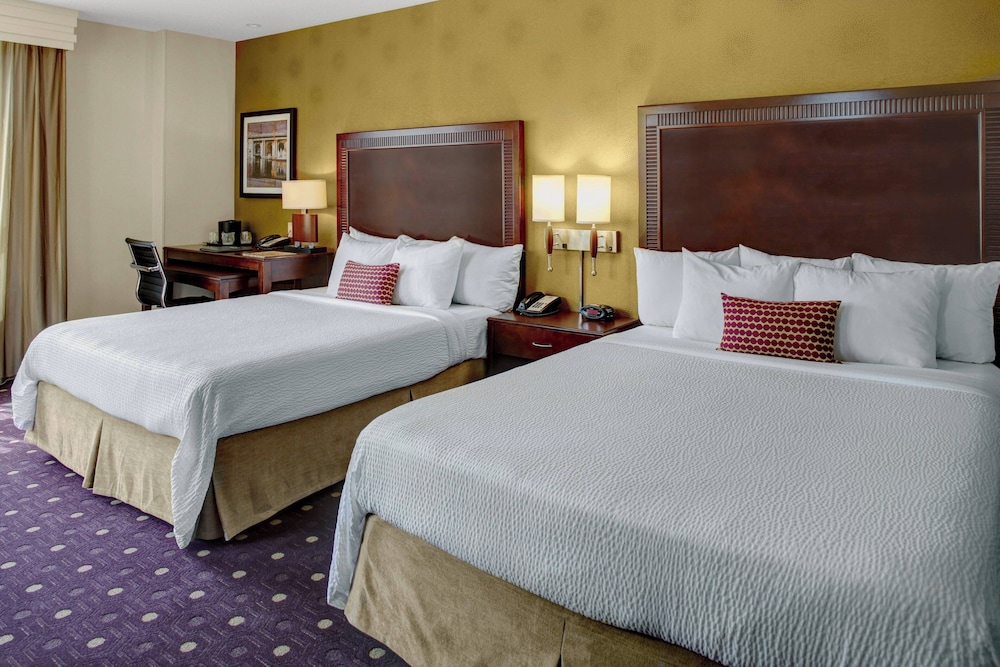 Courtyard by Marriott Kansas City Country Club Plaza 6/38