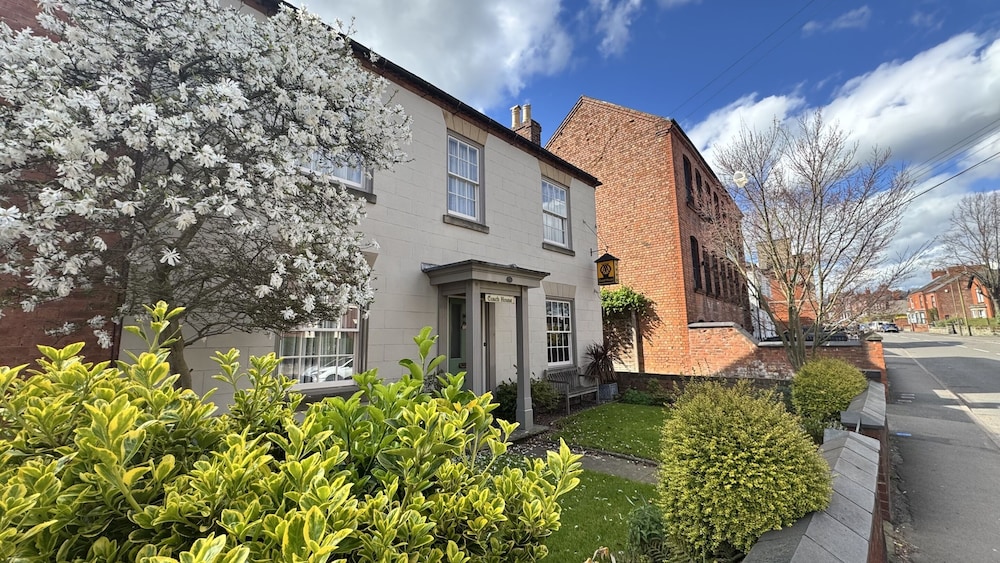 The Coach House 37/42