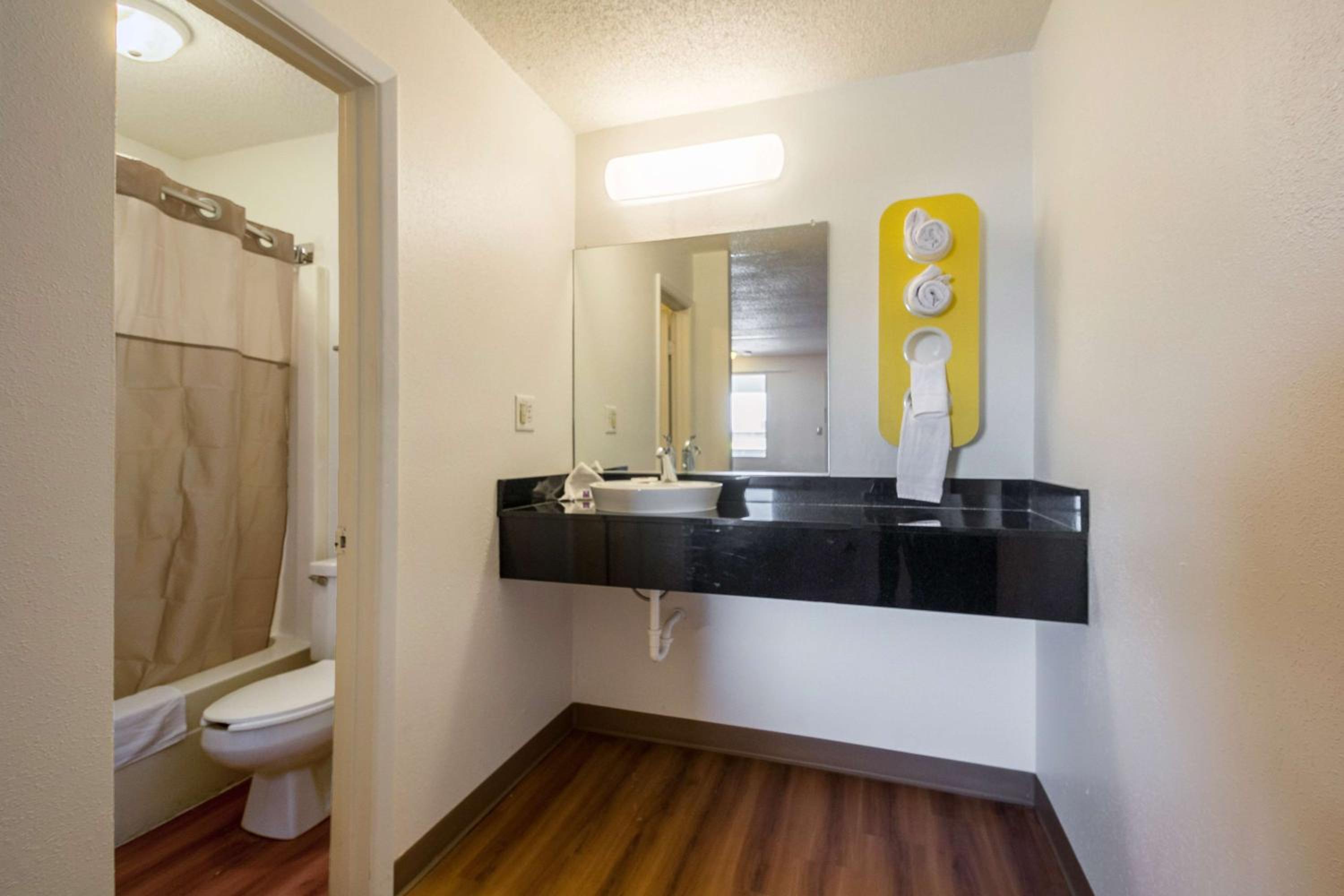 Motel 6 Indianapolis IN - South (ex Americas Best Inn South) 43/46