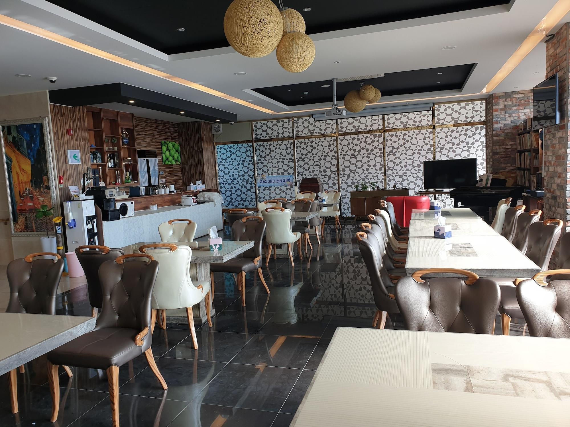 Khan Hotel 15/18