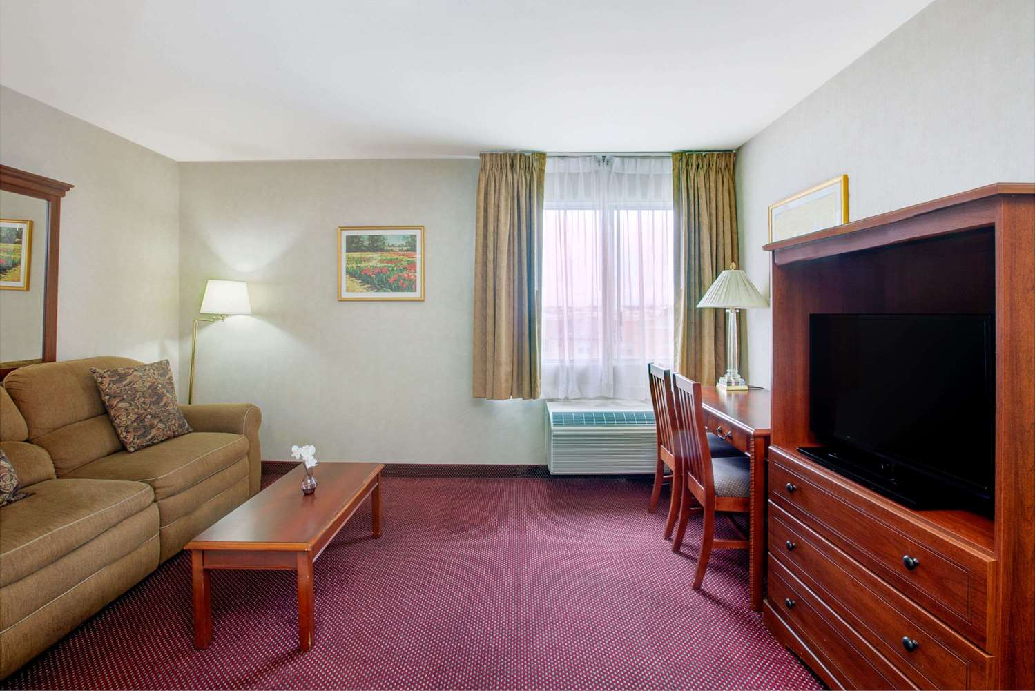 Ramada by Wyndham Hawthorne LAX / LA Stadium 20/38