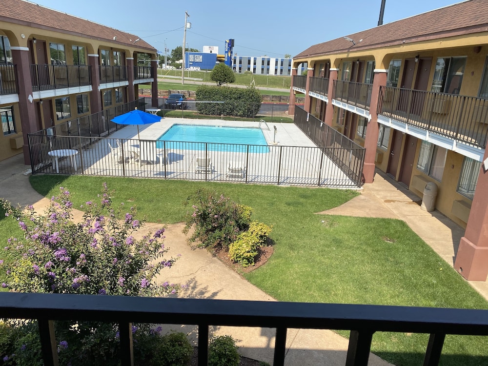 Super 8 by Wyndham Midwest City OK 6/33