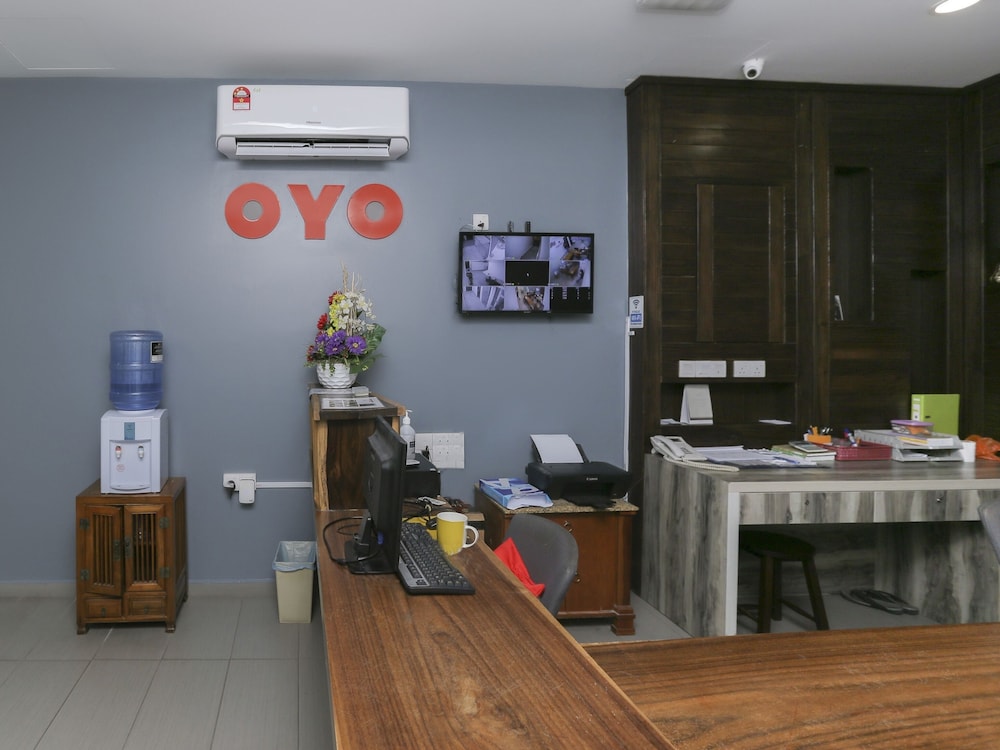OYO 89915 East Mount Hotel 30/32