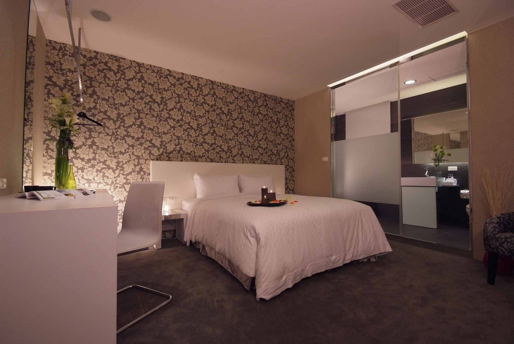 DELUXE, DOUBLE BED