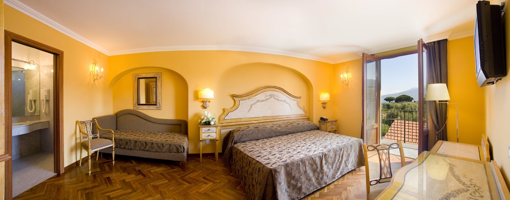 DELUXE, TRIPLE, SEA VIEW