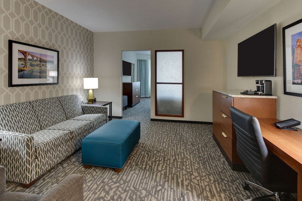 Drury Plaza Hotel Richmond 25/50
