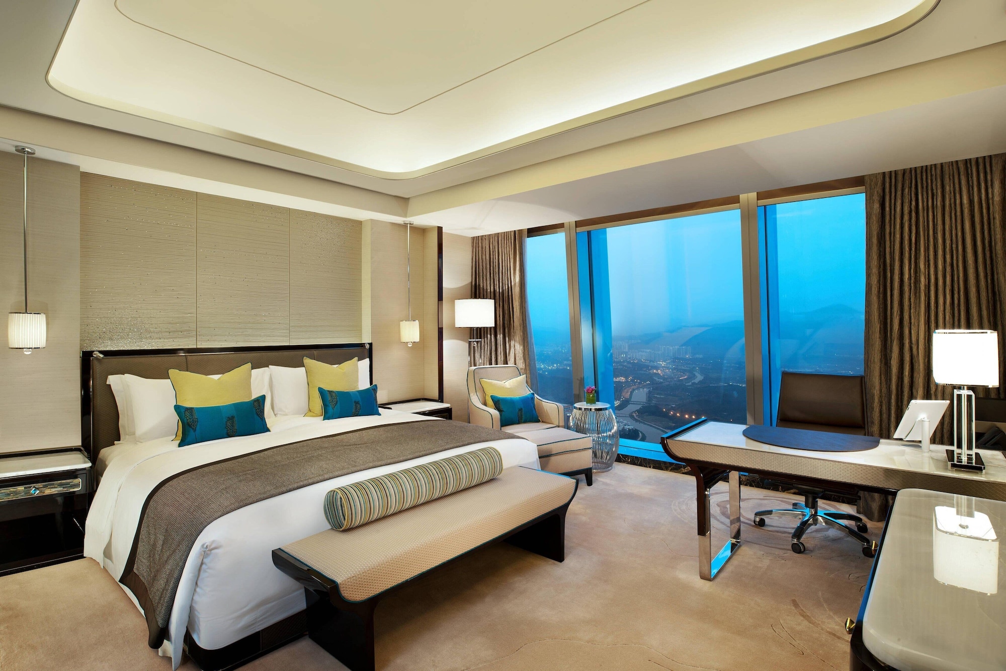 Guest Room, King Bed, Skyline View