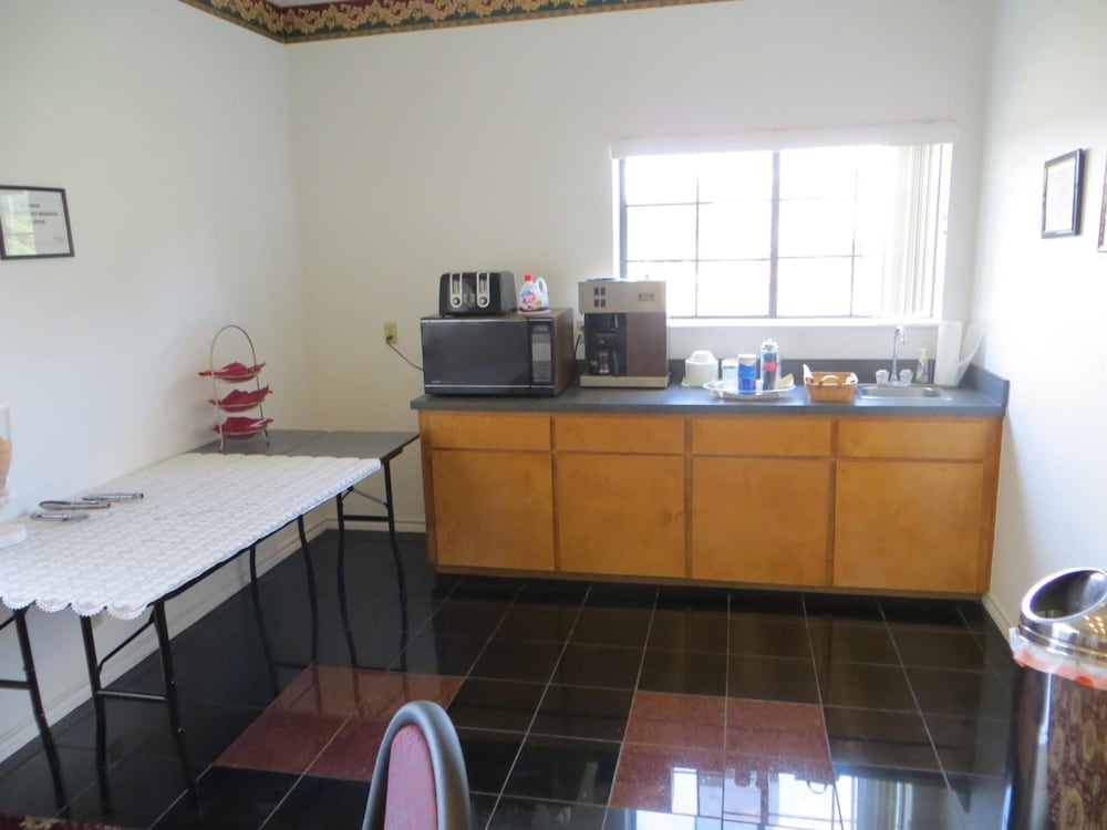 The Executive Inn Suites 17/67
