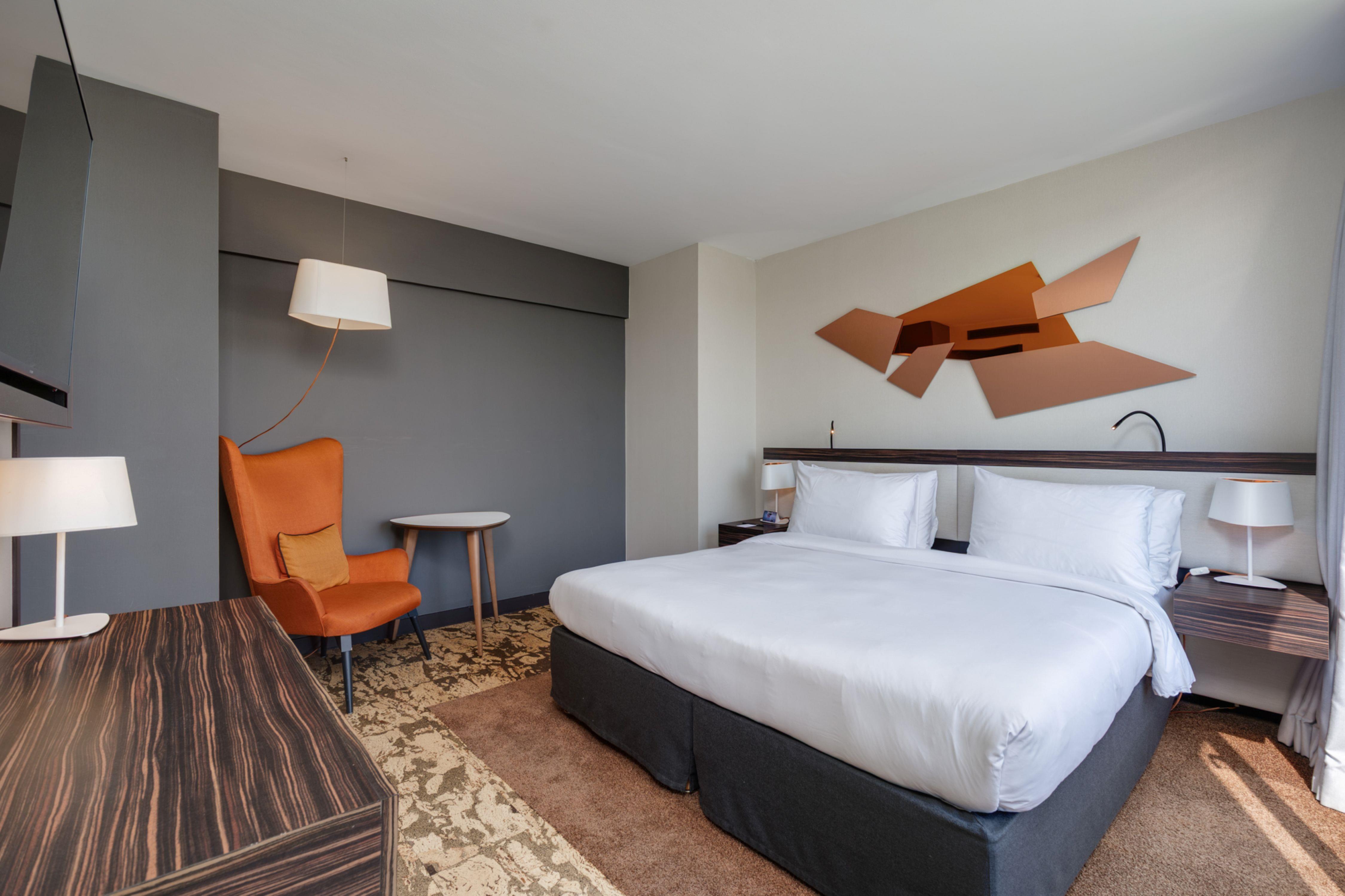 1 BEDROOM, SUITE, KING BED, EIFFEL VIEW