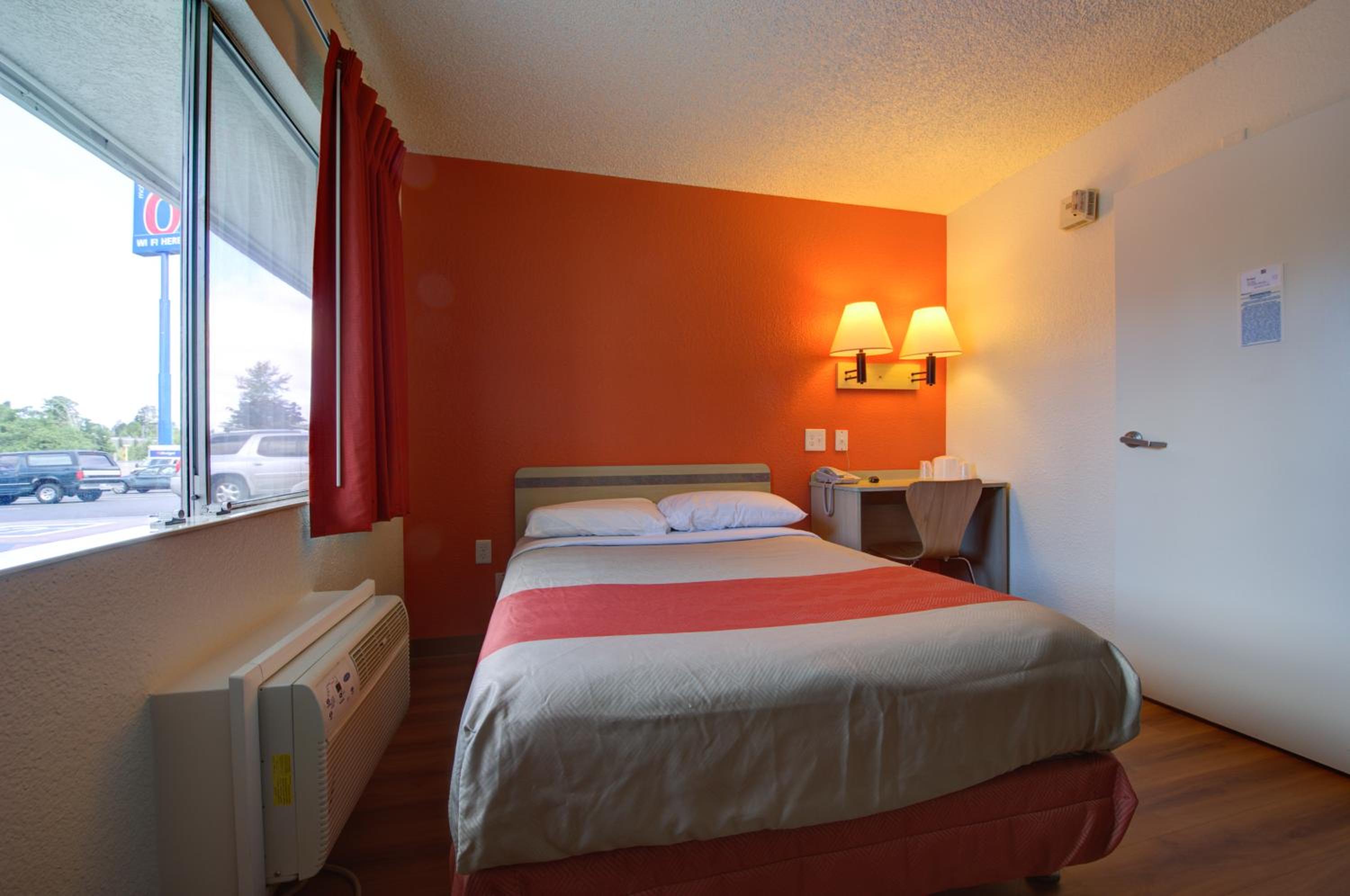 غرفة بسرير كوين للمدخنين، Motel6 Seattle, WA - Airport 8/10