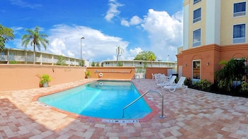 Holiday Inn Express Hotel Suites Clearwater Us 19 N 70/71