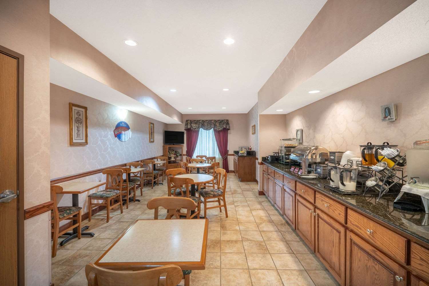 Baymont by Wyndham Albany, KY 30/34