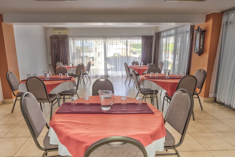Hotel Suites Cristina 58/69