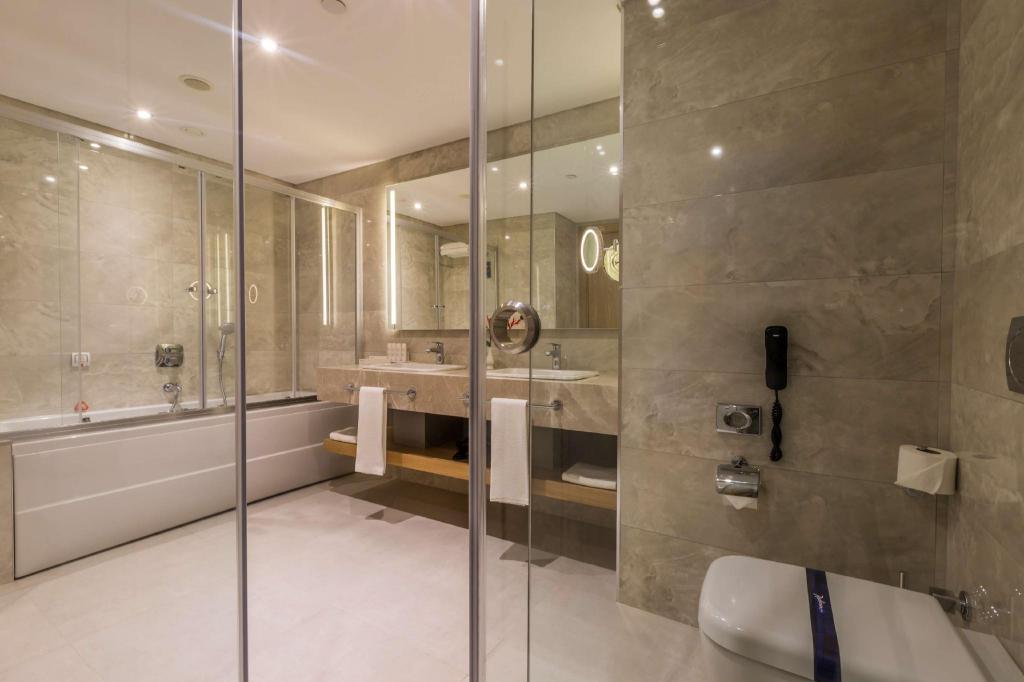 جناح فاخر بانورامي بسرير كينج بإطلالة على البحر مع أريكة بجاكوزي، Radisson Blu Hotel Trabzon 6/6