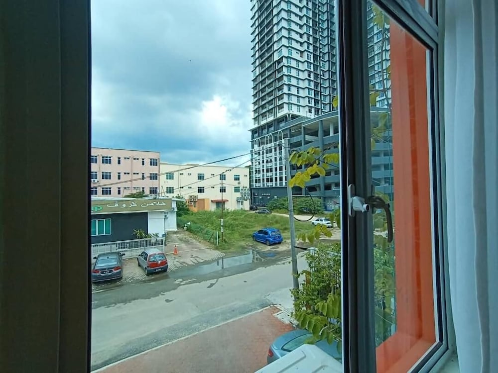 W Hotel Cemerlang 35/37