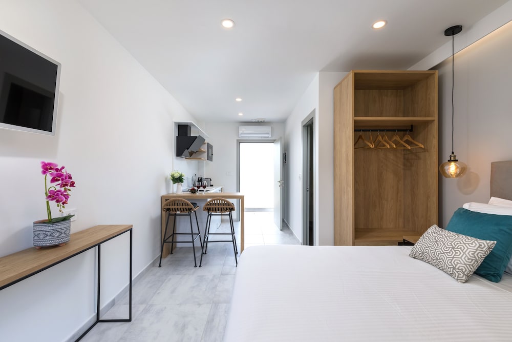 V Luxury Suites 13/50