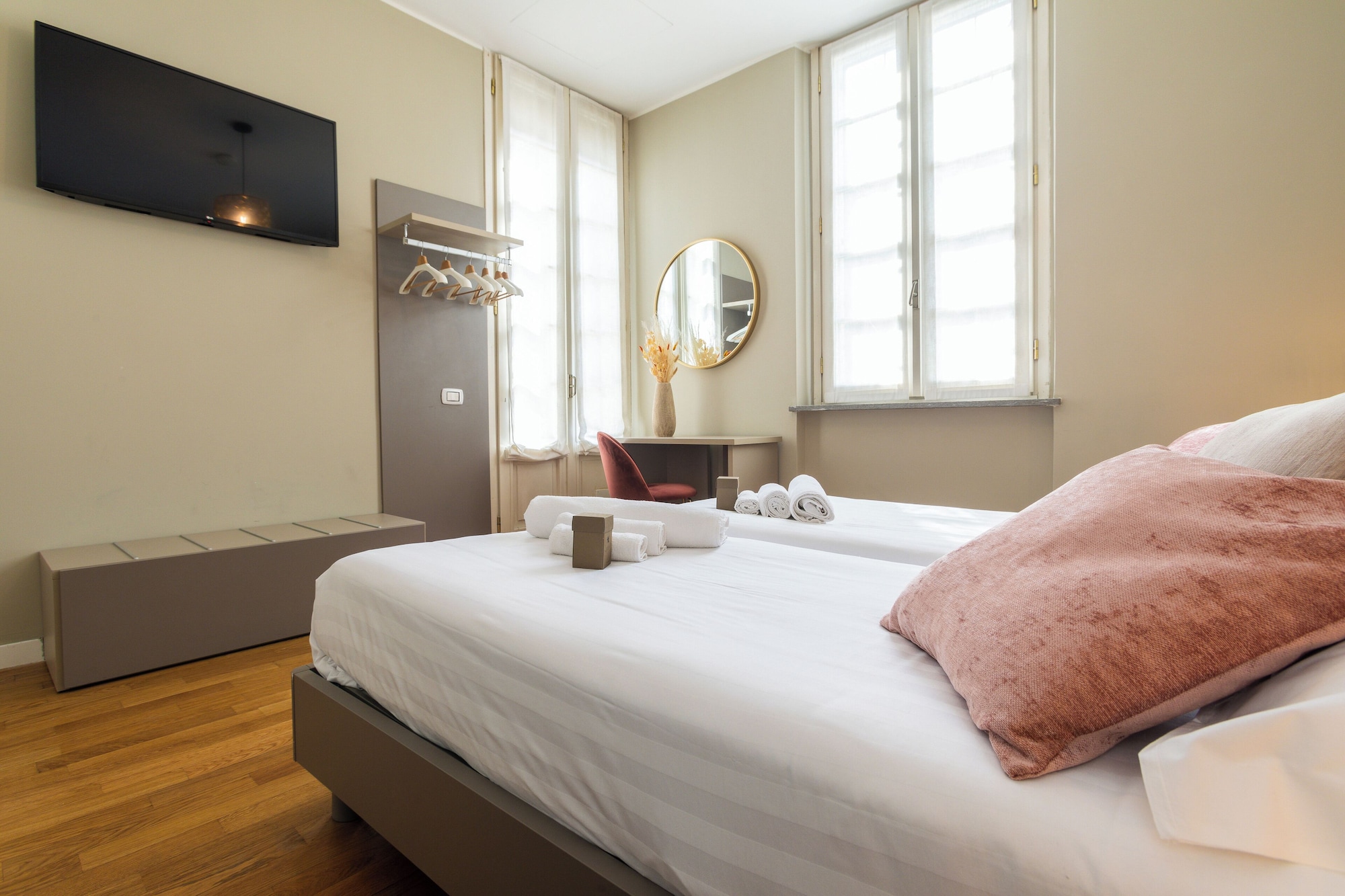 ROOM, TWIN BEDS, EXTERNAL BATHROOM