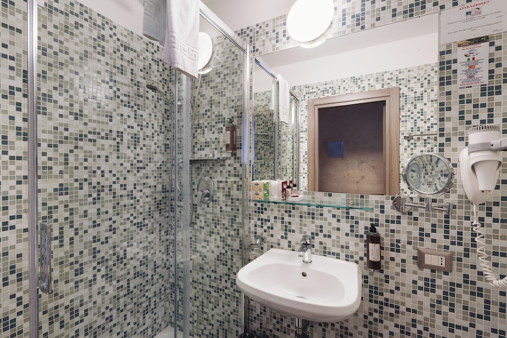 Adas Hotel 78/80