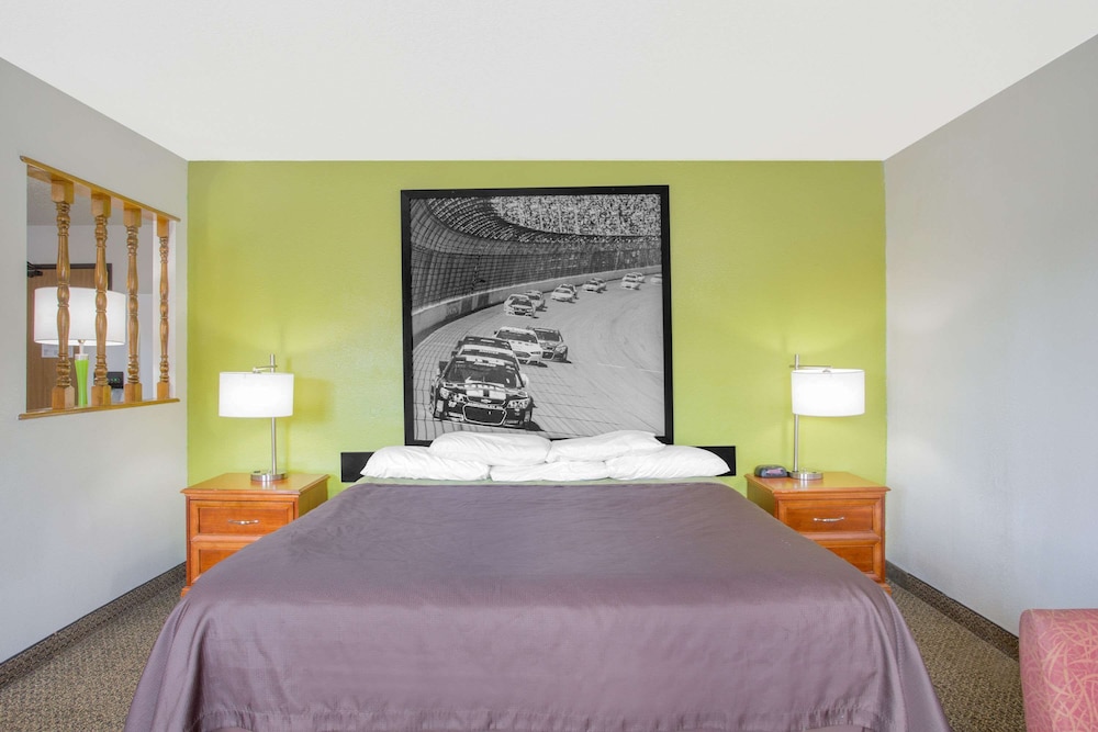 Super 8 by Wyndham South Boston VA 16/31