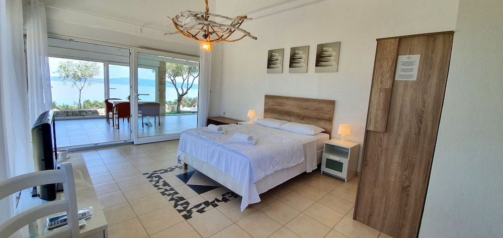 Bungalow White Apartments and Suites 32/81