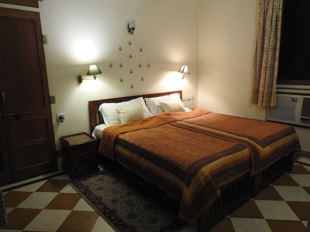 Om Niwas Suite Hotel 33/67