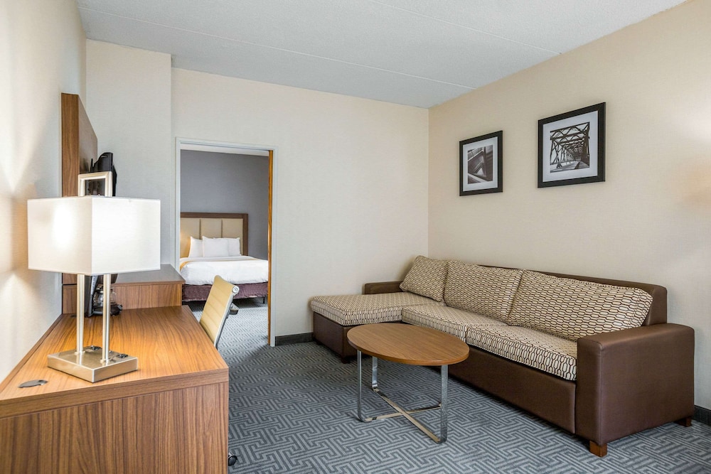 Quality Suites Lansing West 24/45