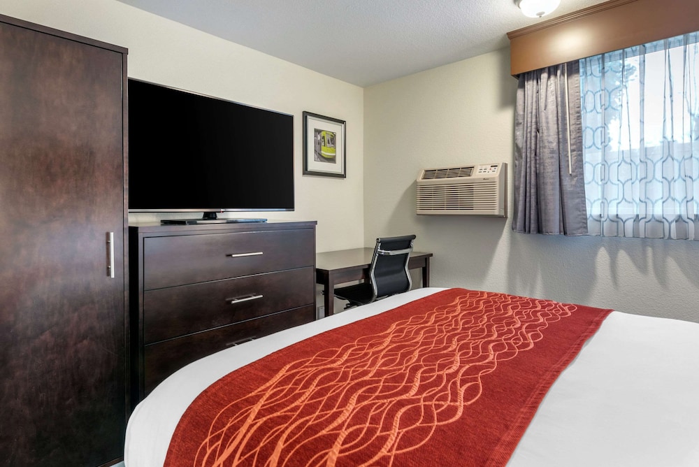 Comfort Inn and Suites Tigard near Washington Square 13/35