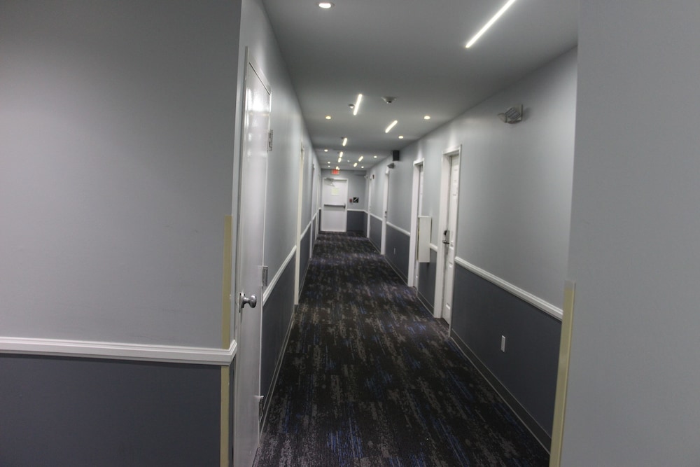 Douglas Inn And Suites 37/41