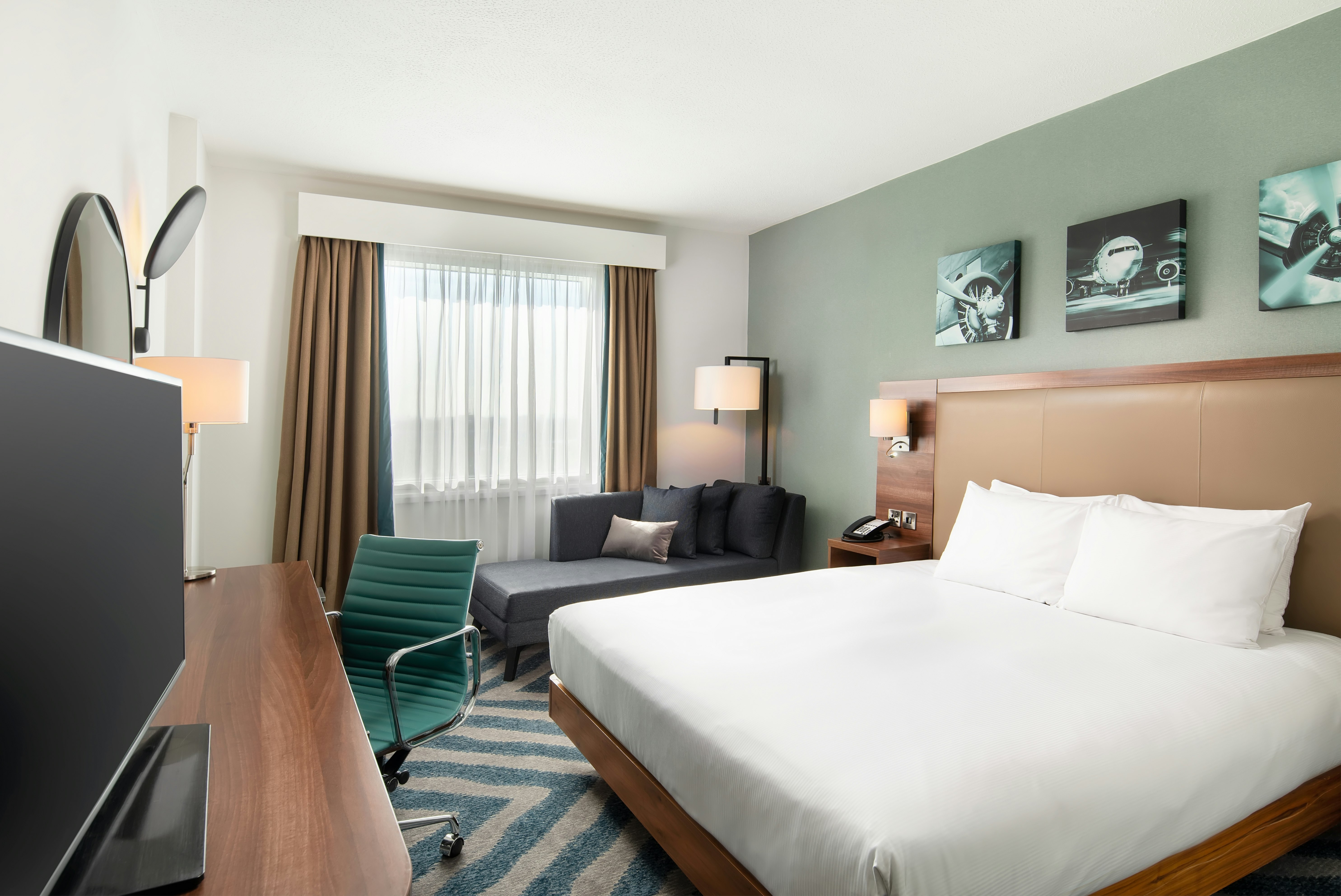 DELUXE, KING BED