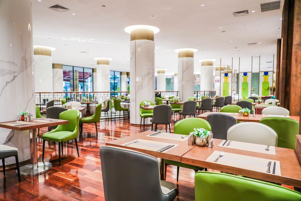 Dong Fang Hotel 60/74