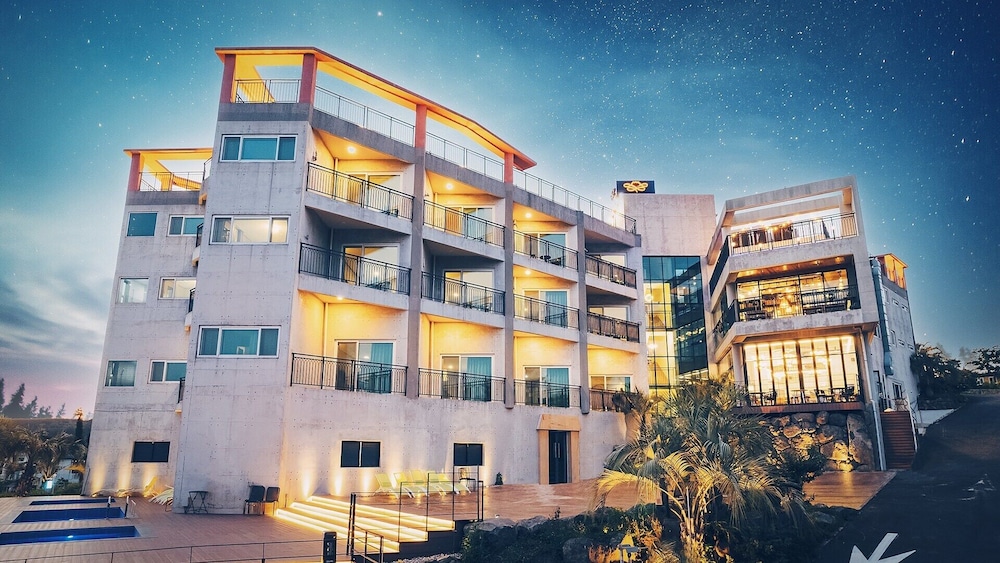 J.View Hotel 1/43