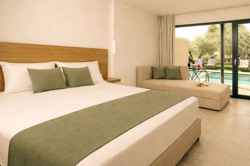 Serenity, Junior Suite, Queen Bed, Garden View, Shared Pool