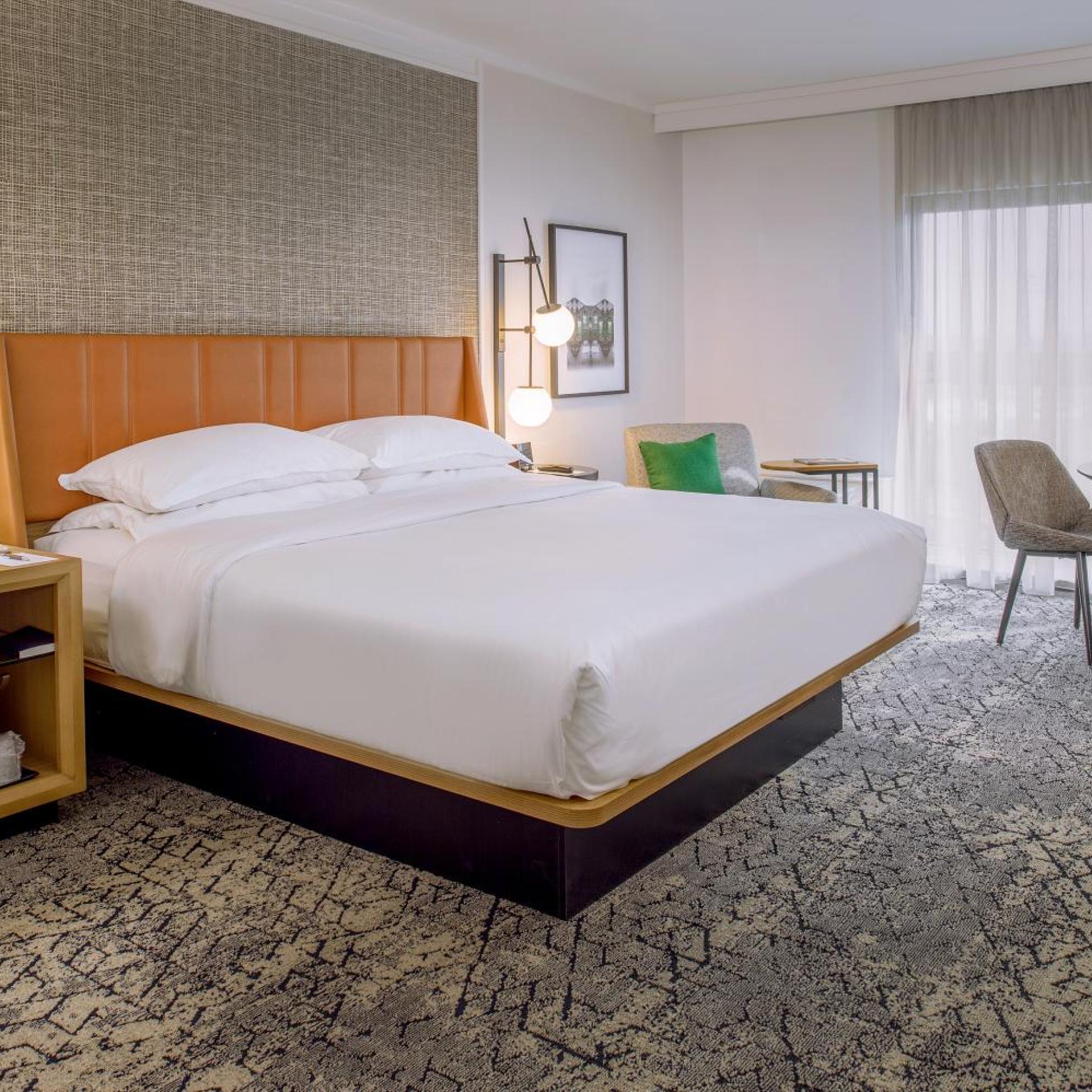 Guest Room, King Bed, Club Floor