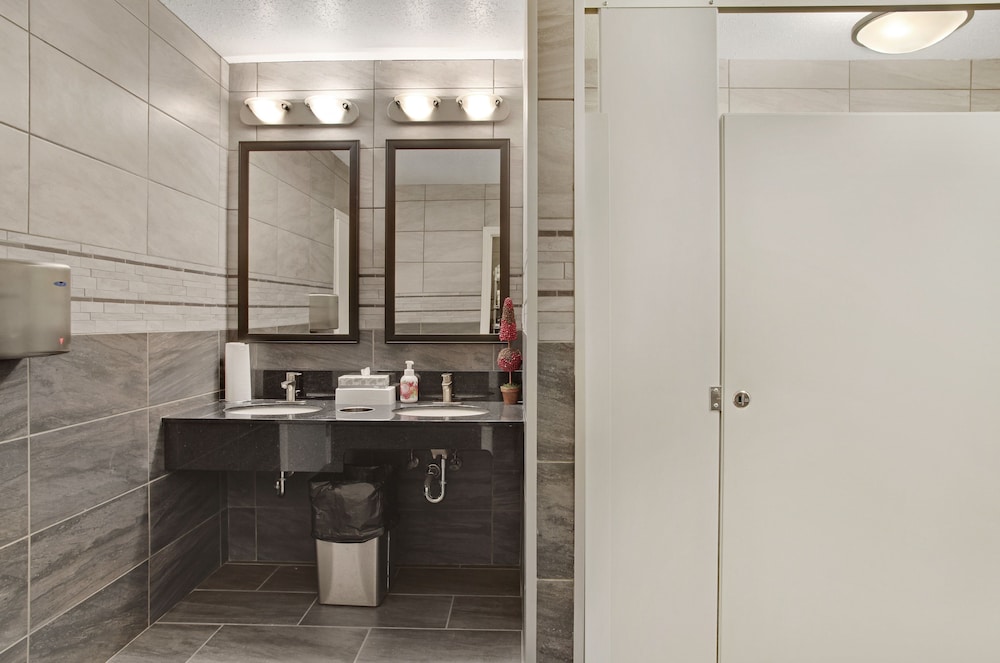 Guest House Inn And Suites 12/46