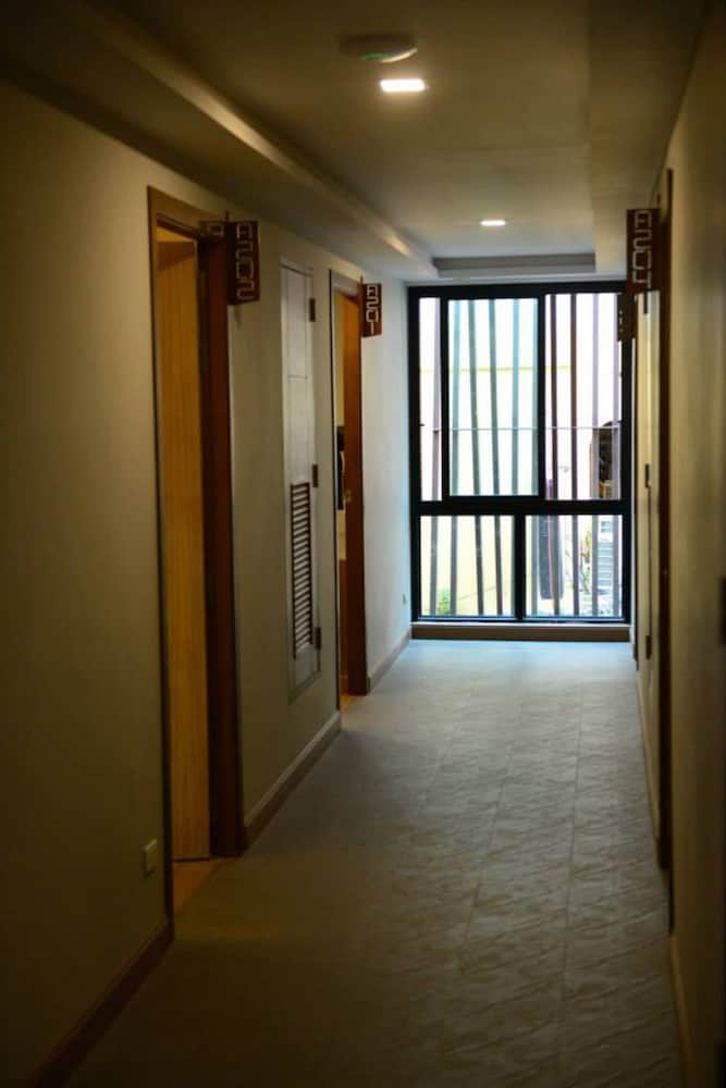 P 72 Hotel Bar 31/50