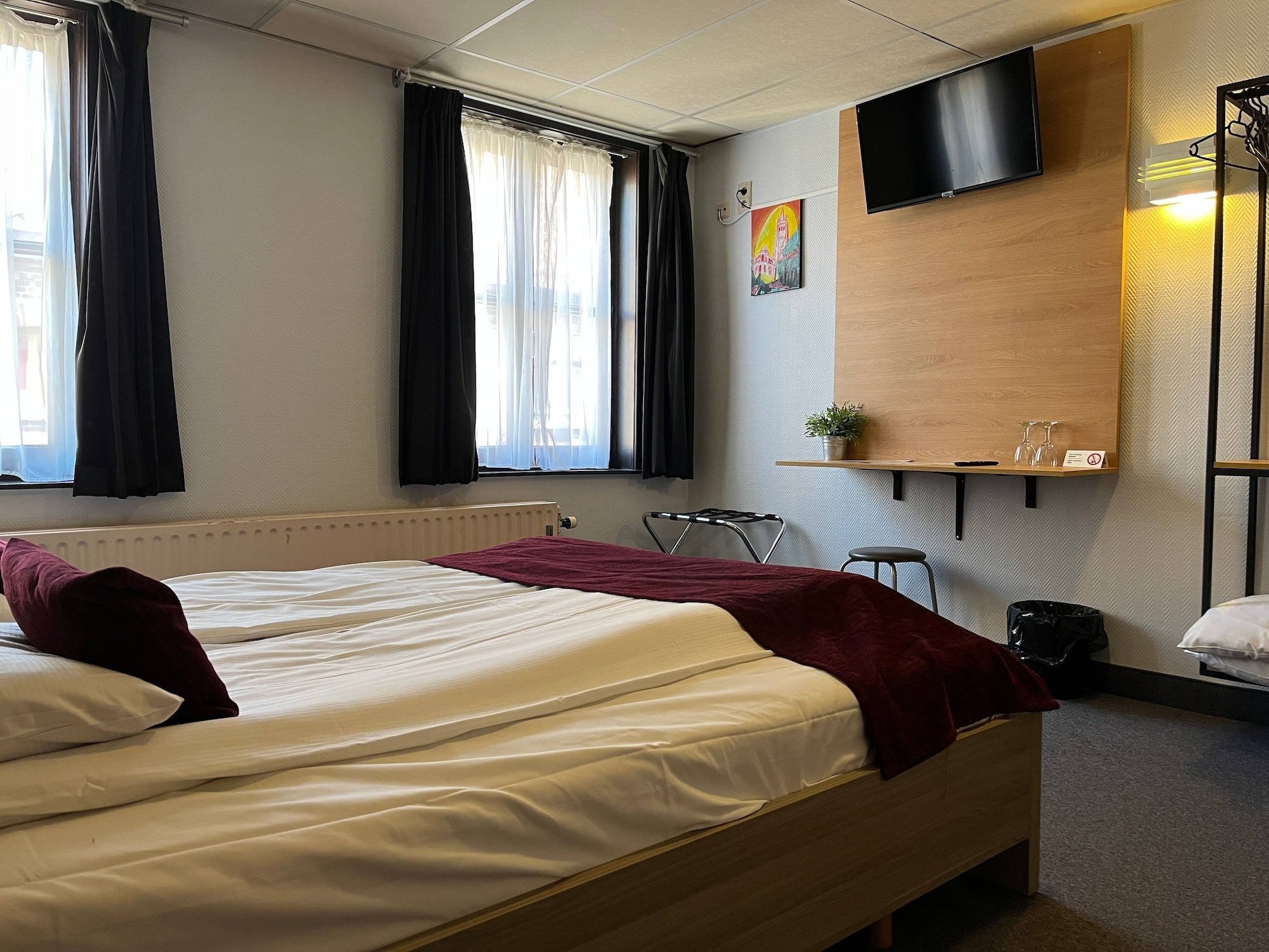 ROOM, DOUBLE BED